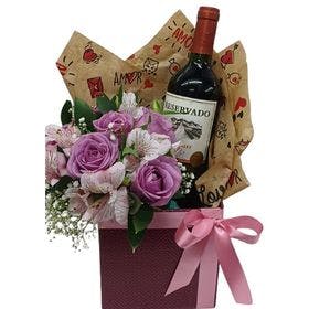Caixa com Vinho + buquê de Flores Lilás